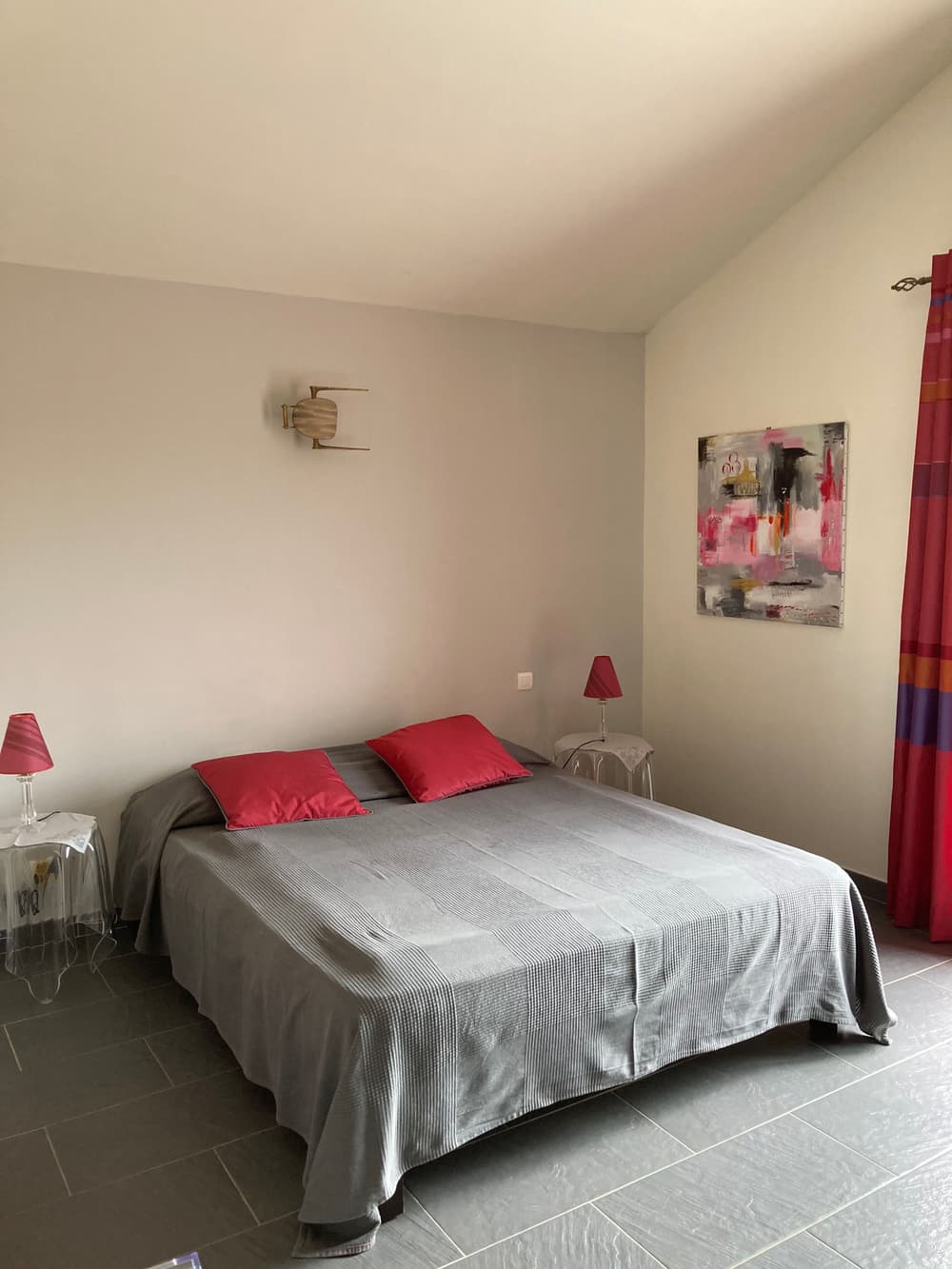 La chambre framboise, à l'étage, avec son lit en 160 et ses grands rideaux framboise