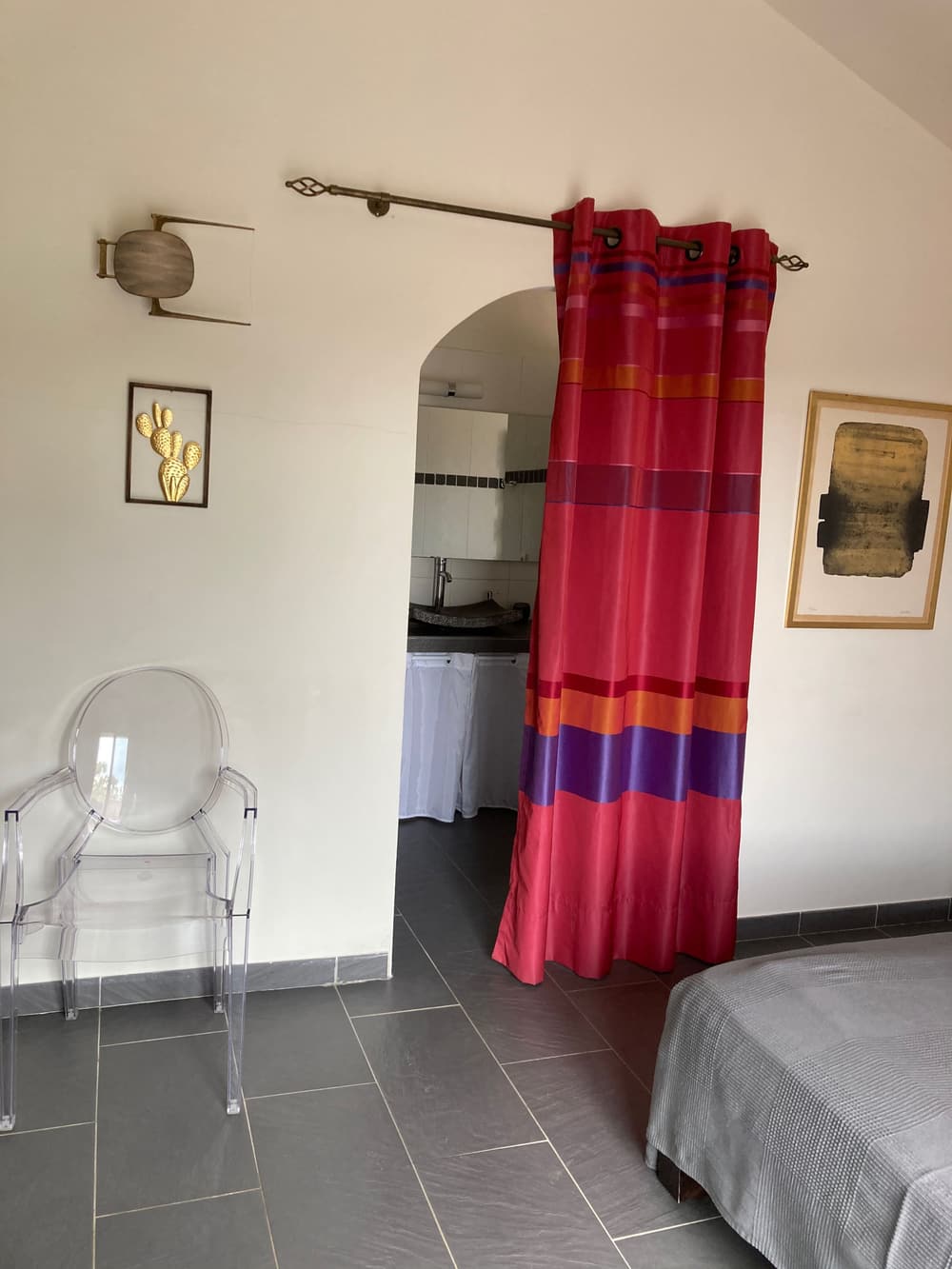 L'arche qui mène à la salle d'eau privative