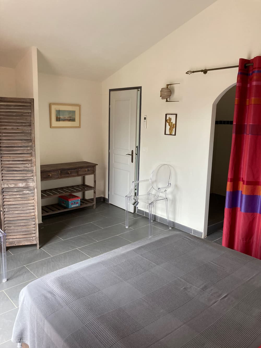 La chambre framboise et son accès à la terrasse privative