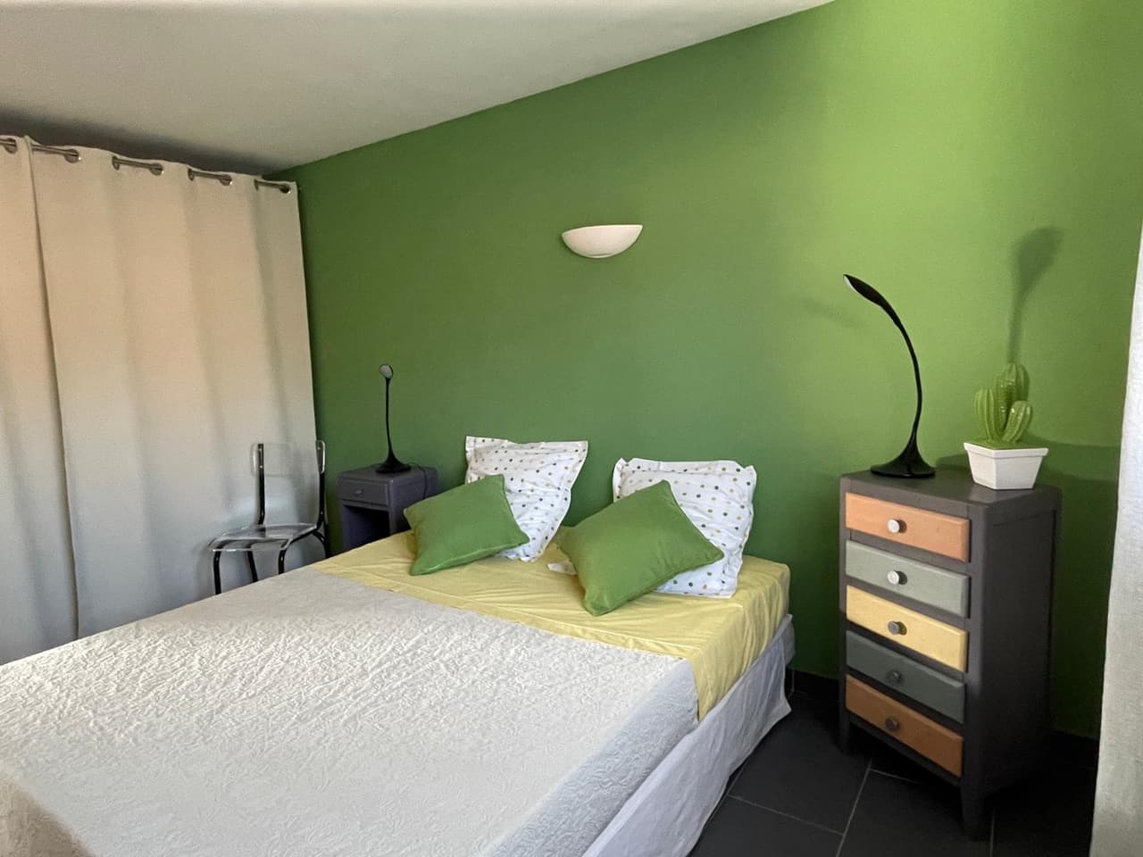 La chambre verte, au rez-de-chaussée, avec son mur vert et son lit en 160