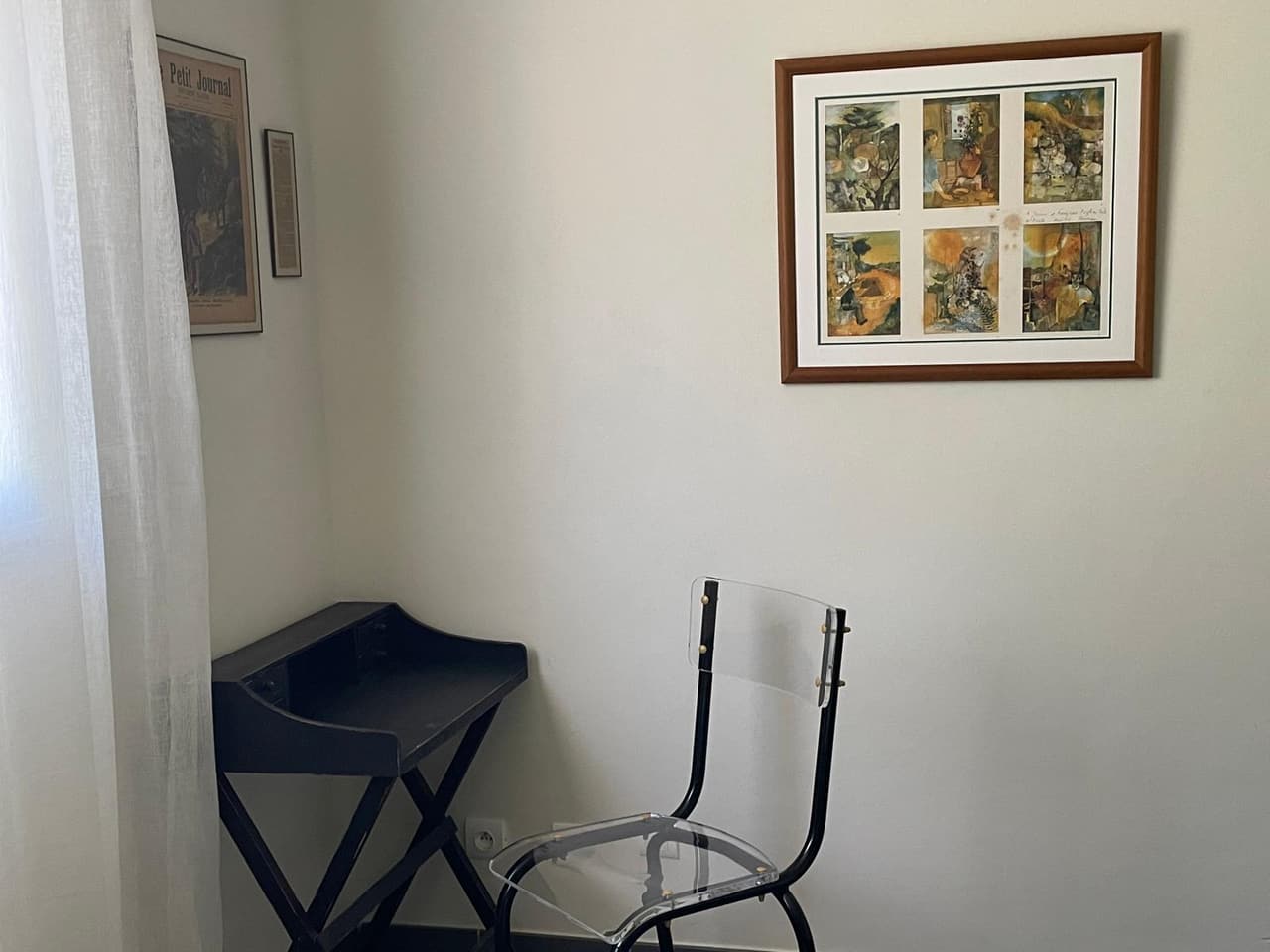 L'autre coin de la chambre verte, avec son petit secrétaire