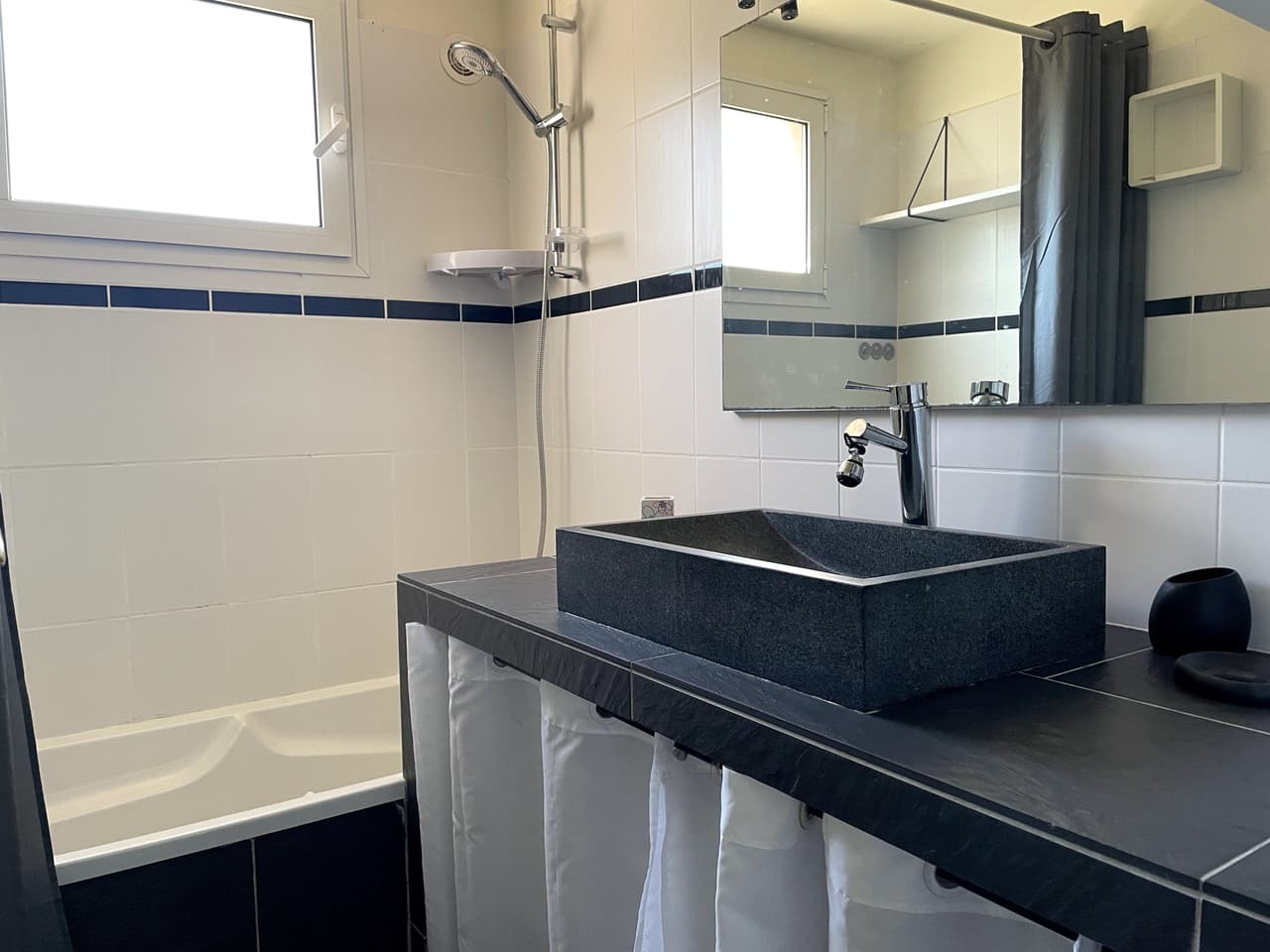 La même salle de bains, avec sa douche au-dessus de la baignoire