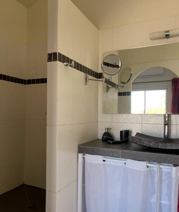 La salle d'eau privative de la chambre framboise, avec sa douche à l'italienne