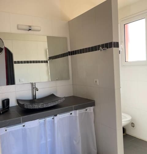 La même salle d'eau, côté vasque, avec son WC séparé
